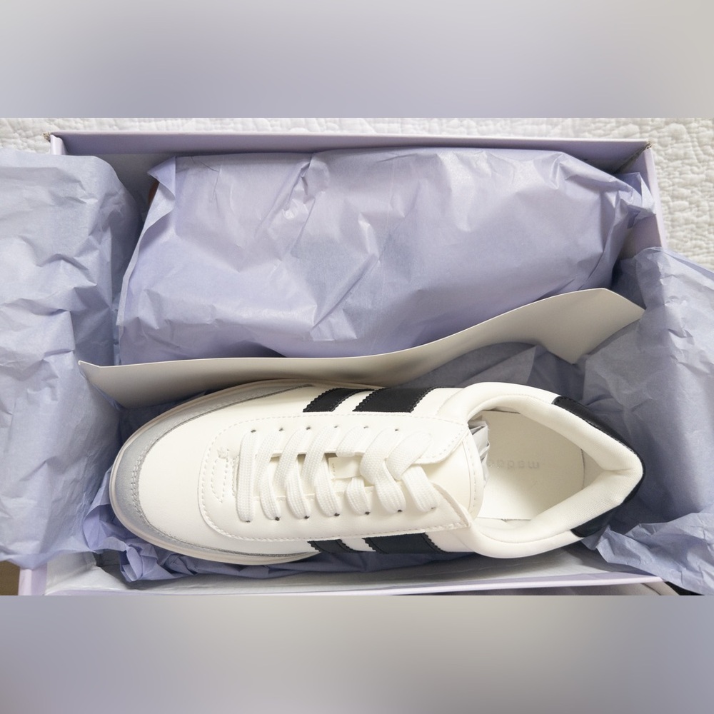 NWT NIB Madden Girl Navida Lace Up Platform Sneaker White Black Size 8 - Picture 10 of 11